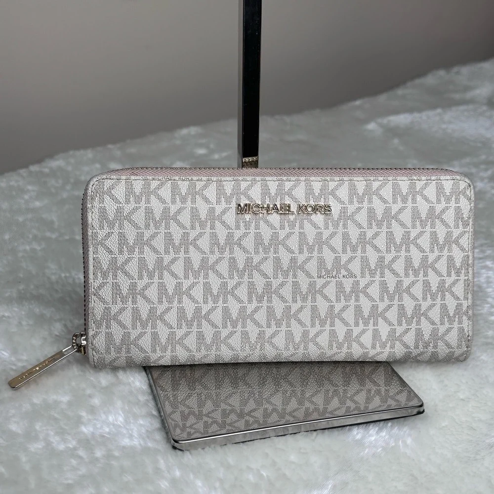 Michael Kors Jet Set Travel Zippy Wallet - Picture 3 of 14